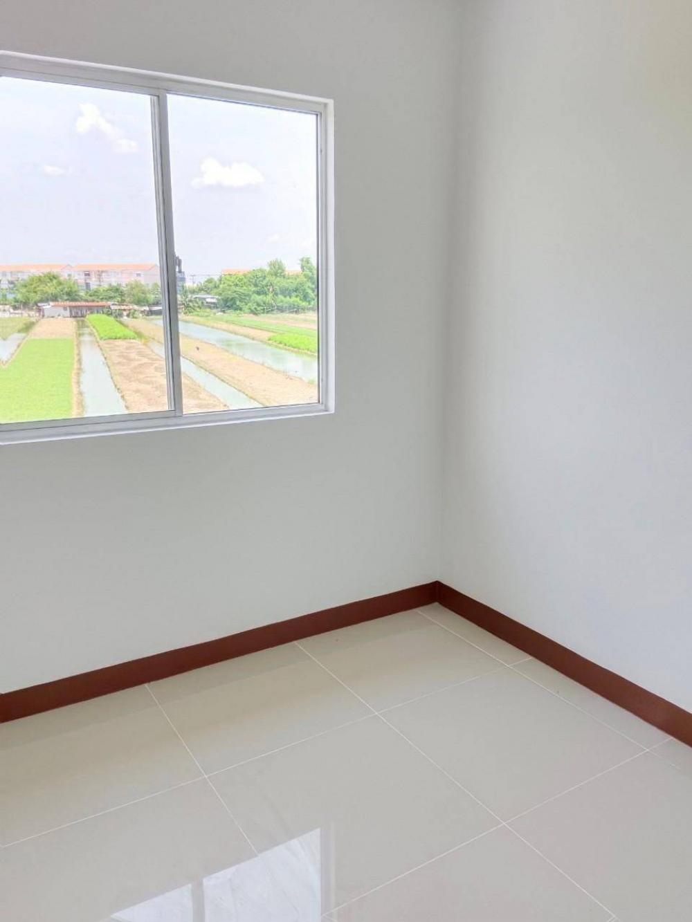 For SaleTownhomePathum Thani,Rangsit, Thammasat : 2-story townhouse for sale on the edge of Pruksa Village 71. (Soi Wat Phrai Fa) Bang Duea, Mueang Pathum Thani, Nonthaburi, Pathum Thani Market