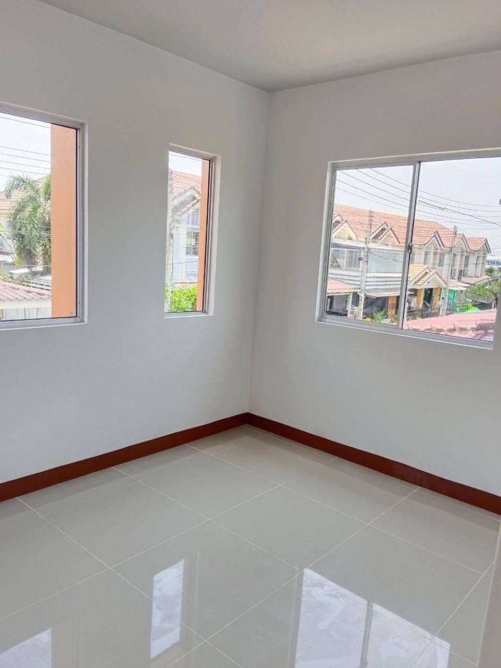 For SaleTownhomePathum Thani,Rangsit, Thammasat : 2-story townhouse for sale on the edge of Pruksa Village 71. (Soi Wat Phrai Fa) Bang Duea, Mueang Pathum Thani, Nonthaburi, Pathum Thani Market