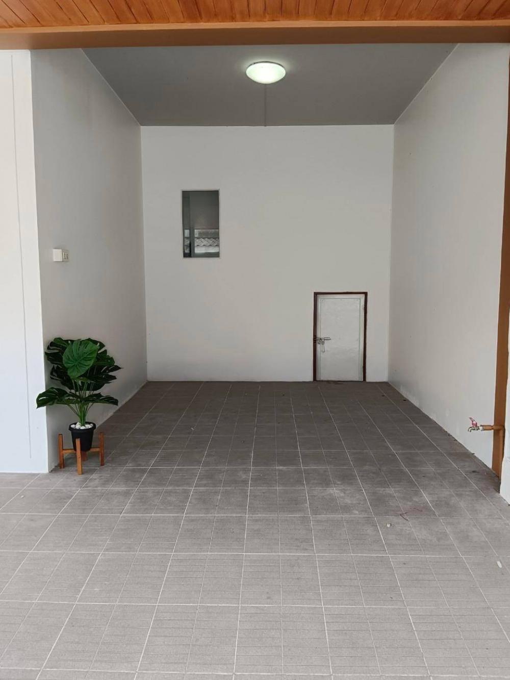 For SaleTownhomePathum Thani,Rangsit, Thammasat : 2-story townhouse for sale on the edge of Pruksa Village 71. (Soi Wat Phrai Fa) Bang Duea, Mueang Pathum Thani, Nonthaburi, Pathum Thani Market