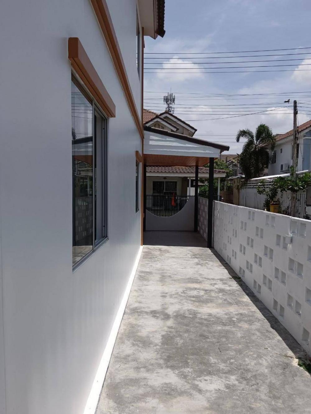 For SaleTownhomePathum Thani,Rangsit, Thammasat : 2-story townhouse for sale on the edge of Pruksa Village 71. (Soi Wat Phrai Fa) Bang Duea, Mueang Pathum Thani, Nonthaburi, Pathum Thani Market