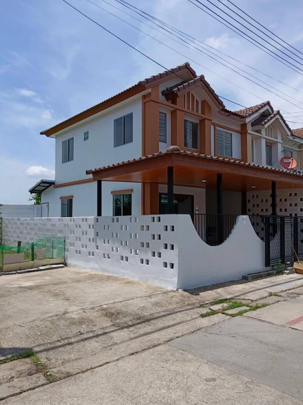 For SaleTownhomePathum Thani,Rangsit, Thammasat : 2-story townhouse for sale on the edge of Pruksa Village 71. (Soi Wat Phrai Fa) Bang Duea, Mueang Pathum Thani, Nonthaburi, Pathum Thani Market
