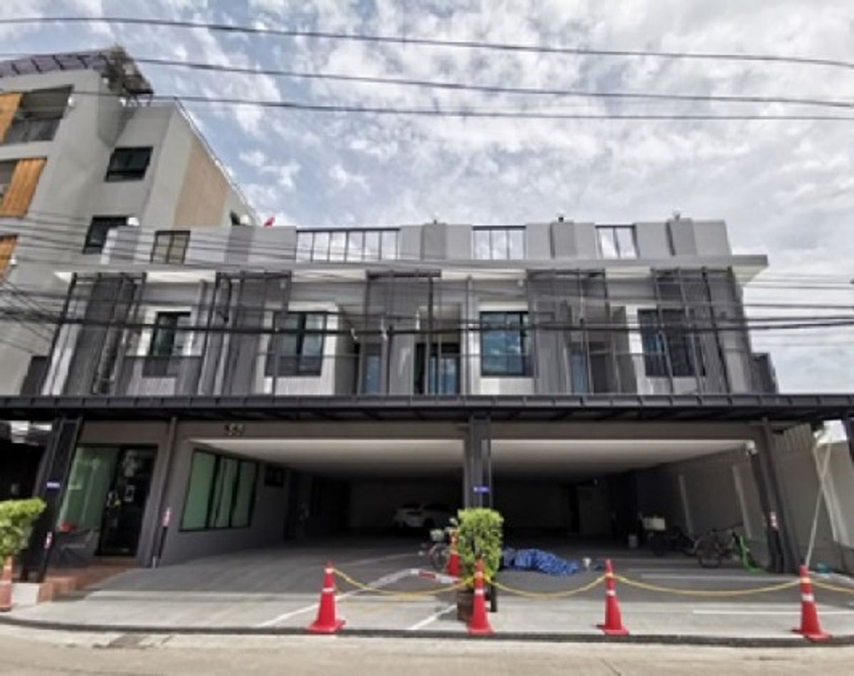 ให้เช่าโฮมออฟฟิศโชคชัย4 ลาดพร้าว71 : โทร. 081-632-0632 ให้เช่าสำนักงาน / Home Office 3 ชั้น ซอยนาคนิวาส เข้าซอยไม่ลึก ลาดพร้าว 71 สภาพใหม่ จอดรถได้ 12 คัน เหมาะเป็นสำนักงาน , คลีนิคเสริมความงาม , ธุรกิจ Online , อื่น ๆ