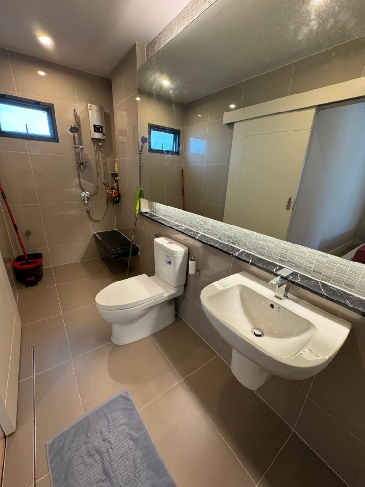 For RentHousePattanakan, Srinakarin : K-5405 Urgent for rent! Burasiri Phatthanakan, beautiful house, ready to move in, good location, next to the garden, near the center.