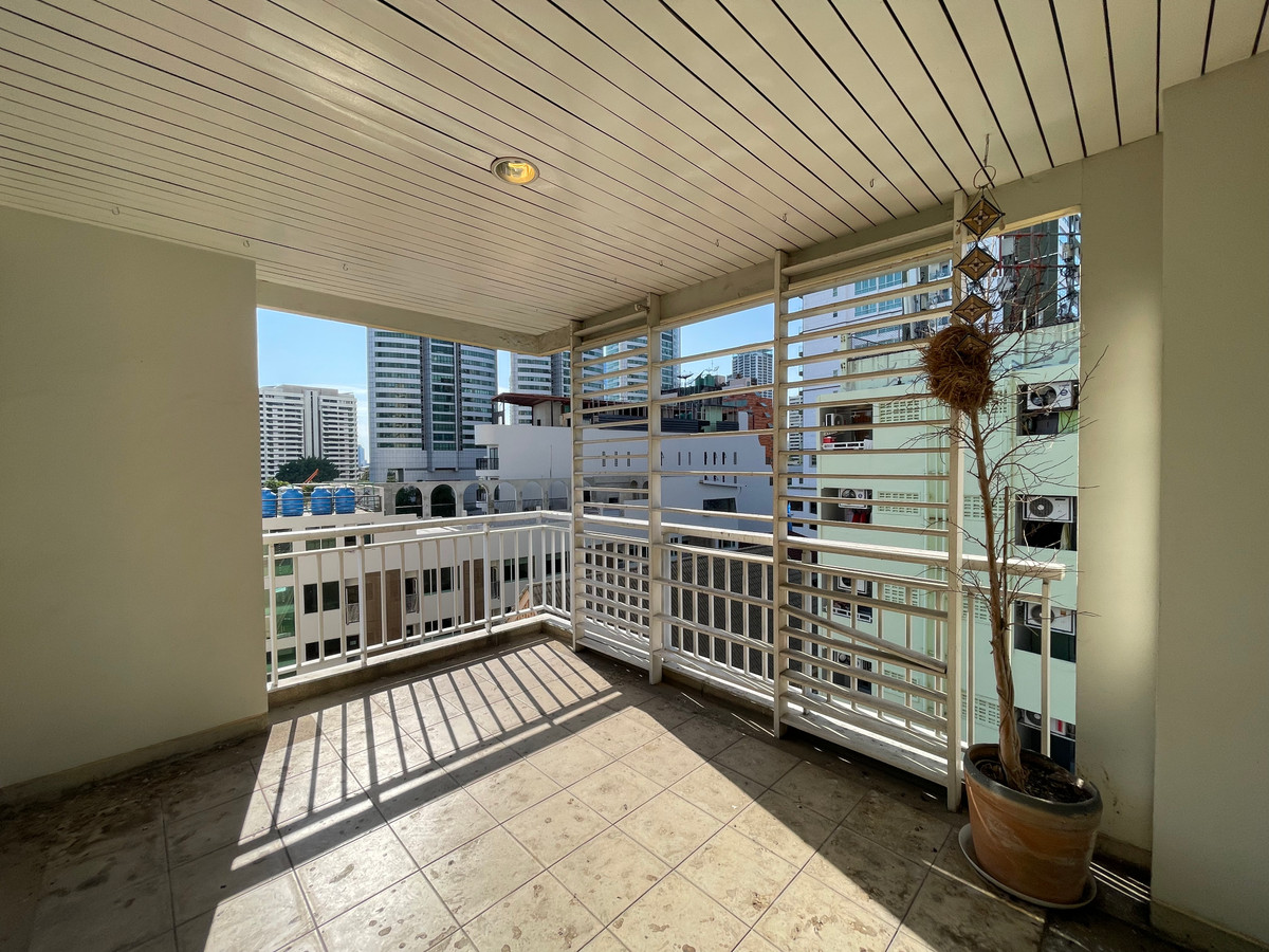 For SaleCondoSukhumvit, Asoke, Thonglor : ⭐For Sale Spacious 2 beds 2 baths condo with closed kitchen, dining area, and living room. Great location near the new Emsphere mall and BTS Phrom Phong.