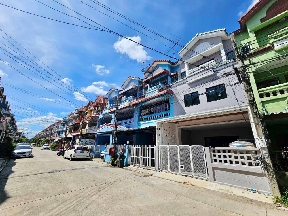 ขายทาวน์โฮมเลียบทางด่วนรามอินทรา : ขายทาวน์โฮม 3 ชั้น หมู่บ้านเพลินวิภา เลียบด่วนเอกมัย-รามอินทรา รถไฟฟ้าสายสีชมพู นวลจันทร์ รามอินทรา40 ตลาดนัดเลียบด่วน ทางด่วนเอกมัย-รามอินทรา บึงกุ่ม แฟชั่นไอแลนด์ โรงพยาบาลนพรัตน โรงพยาบาลสินแพทย์ โรงเรียนบดินทร์เดช