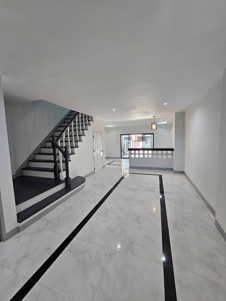 ขายทาวน์โฮมเลียบทางด่วนรามอินทรา : ขายทาวน์โฮม 3 ชั้น หมู่บ้านเพลินวิภา เลียบด่วนเอกมัย-รามอินทรา รถไฟฟ้าสายสีชมพู นวลจันทร์ รามอินทรา40 ตลาดนัดเลียบด่วน ทางด่วนเอกมัย-รามอินทรา บึงกุ่ม แฟชั่นไอแลนด์ โรงพยาบาลนพรัตน โรงพยาบาลสินแพทย์ โรงเรียนบดินทร์เดช