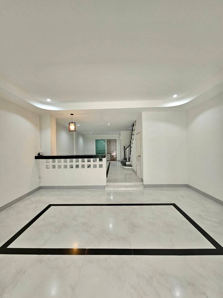 ขายทาวน์โฮมเลียบทางด่วนรามอินทรา : ขายทาวน์โฮม 3 ชั้น หมู่บ้านเพลินวิภา เลียบด่วนเอกมัย-รามอินทรา รถไฟฟ้าสายสีชมพู นวลจันทร์ รามอินทรา40 ตลาดนัดเลียบด่วน ทางด่วนเอกมัย-รามอินทรา บึงกุ่ม แฟชั่นไอแลนด์ โรงพยาบาลนพรัตน โรงพยาบาลสินแพทย์ โรงเรียนบดินทร์เดช