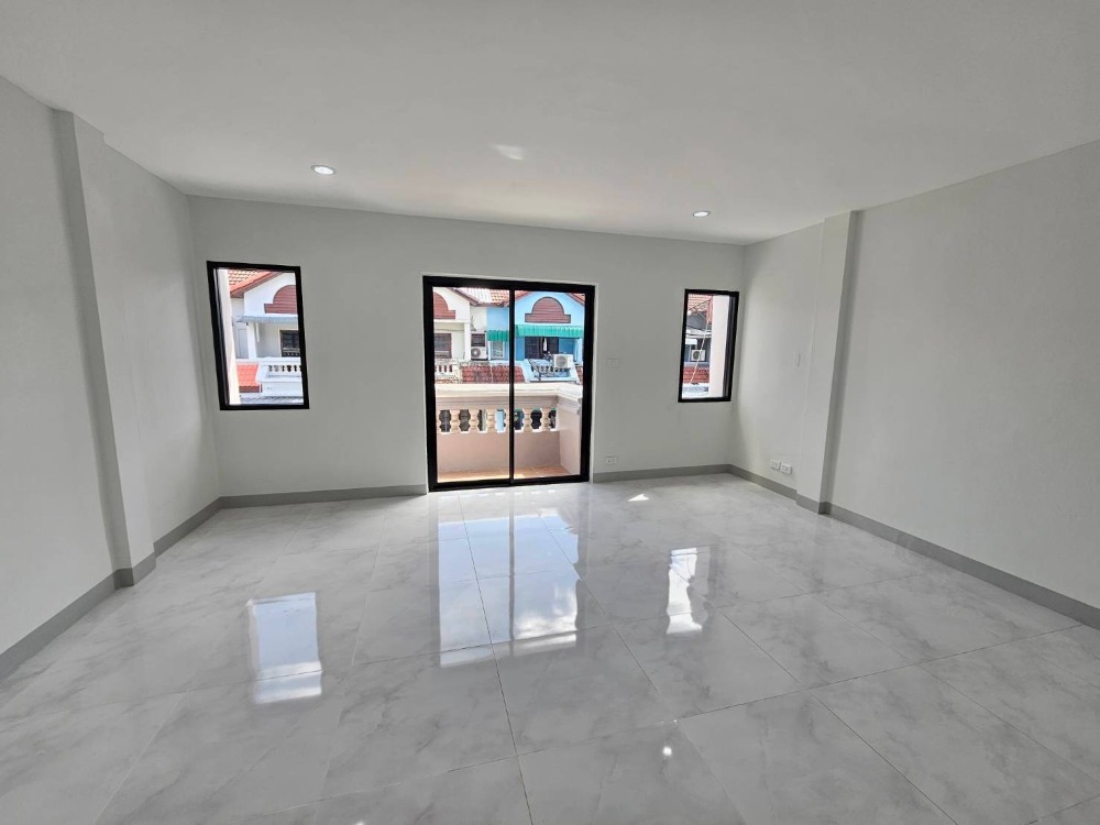 ขายทาวน์โฮมเลียบทางด่วนรามอินทรา : ขายทาวน์โฮม 3 ชั้น หมู่บ้านเพลินวิภา เลียบด่วนเอกมัย-รามอินทรา รถไฟฟ้าสายสีชมพู นวลจันทร์ รามอินทรา40 ตลาดนัดเลียบด่วน ทางด่วนเอกมัย-รามอินทรา บึงกุ่ม แฟชั่นไอแลนด์ โรงพยาบาลนพรัตน โรงพยาบาลสินแพทย์ โรงเรียนบดินทร์เดช