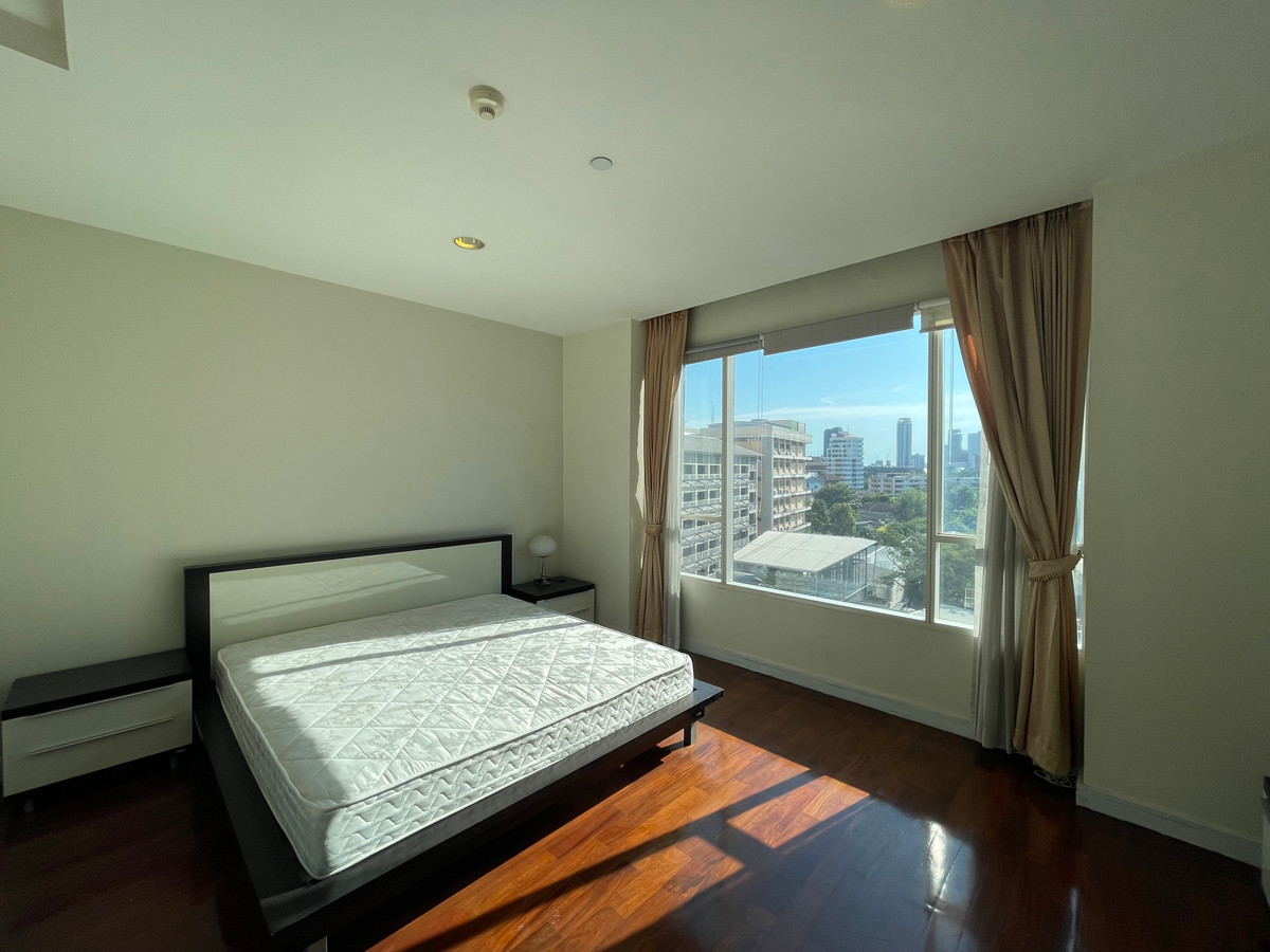 For SaleCondoSukhumvit, Asoke, Thonglor : ⭐For Sale Spacious 2 beds 2 baths condo with closed kitchen, dining area, and living room. Great location near the new Emsphere mall and BTS Phrom Phong.