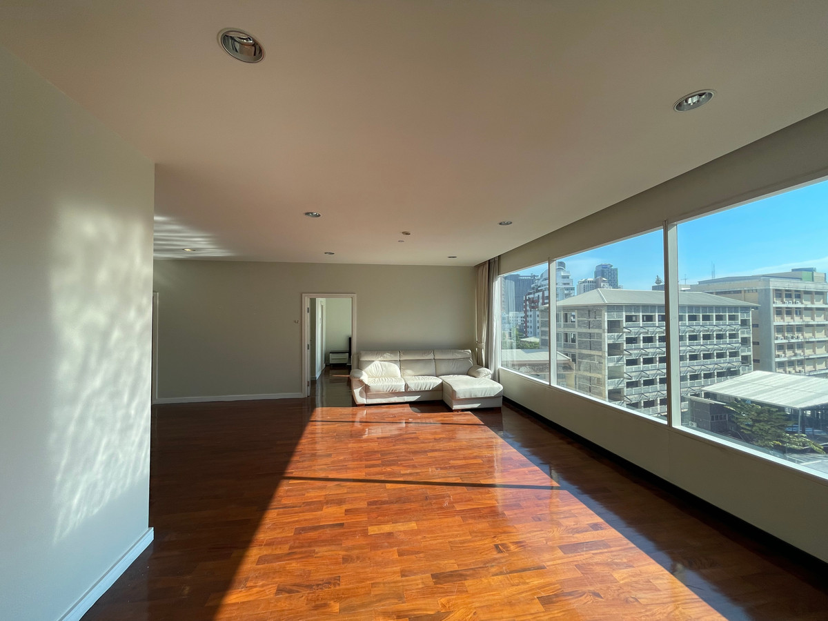 For SaleCondoSukhumvit, Asoke, Thonglor : ⭐For Sale Spacious 2 beds 2 baths condo with closed kitchen, dining area, and living room. Great location near the new Emsphere mall and BTS Phrom Phong.