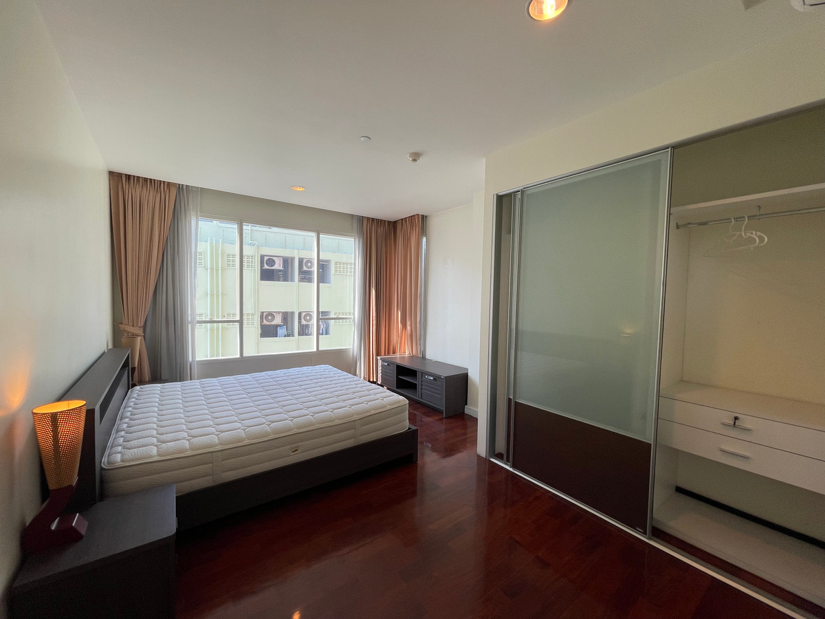 For SaleCondoSukhumvit, Asoke, Thonglor : ⭐For Sale Spacious 2 beds 2 baths condo with closed kitchen, dining area, and living room. Great location near the new Emsphere mall and BTS Phrom Phong.