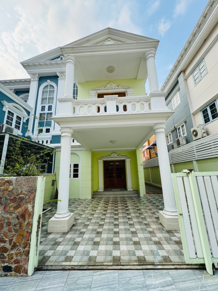 For SaleTownhomeNonthaburi, Bang Yai, Bangbuathong : sell! The owner is selling it himself!! House in the Crystal Townhome Village project, next to the main road, Rattanathibet, Sai Ma, Nonthaburi, near MRT Sai Ma Station, only 3 minutes.