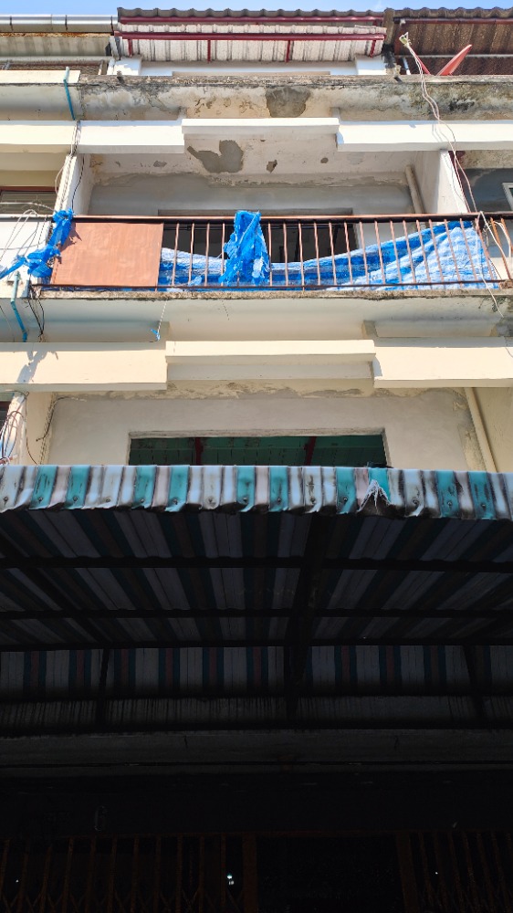 For SaleShop HouseSathorn, Narathiwat : For sale: 4-storey commercial building, St. Louis Soi 3, Sathorn Soi 18/7, Intersection 21, only 500 m. from Assumption College, BTS St. Louis, size 15.5 sq.wa, 4 bedrooms, 4 bathrooms, price 7.89 million, interested call 097 - 465 5644 T.C HOME