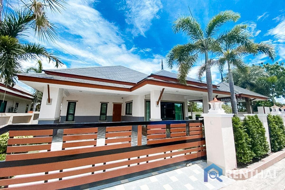 For SaleHousePattaya, Bangsaen, Chonburi : Beautiful villa in a large house project for sale