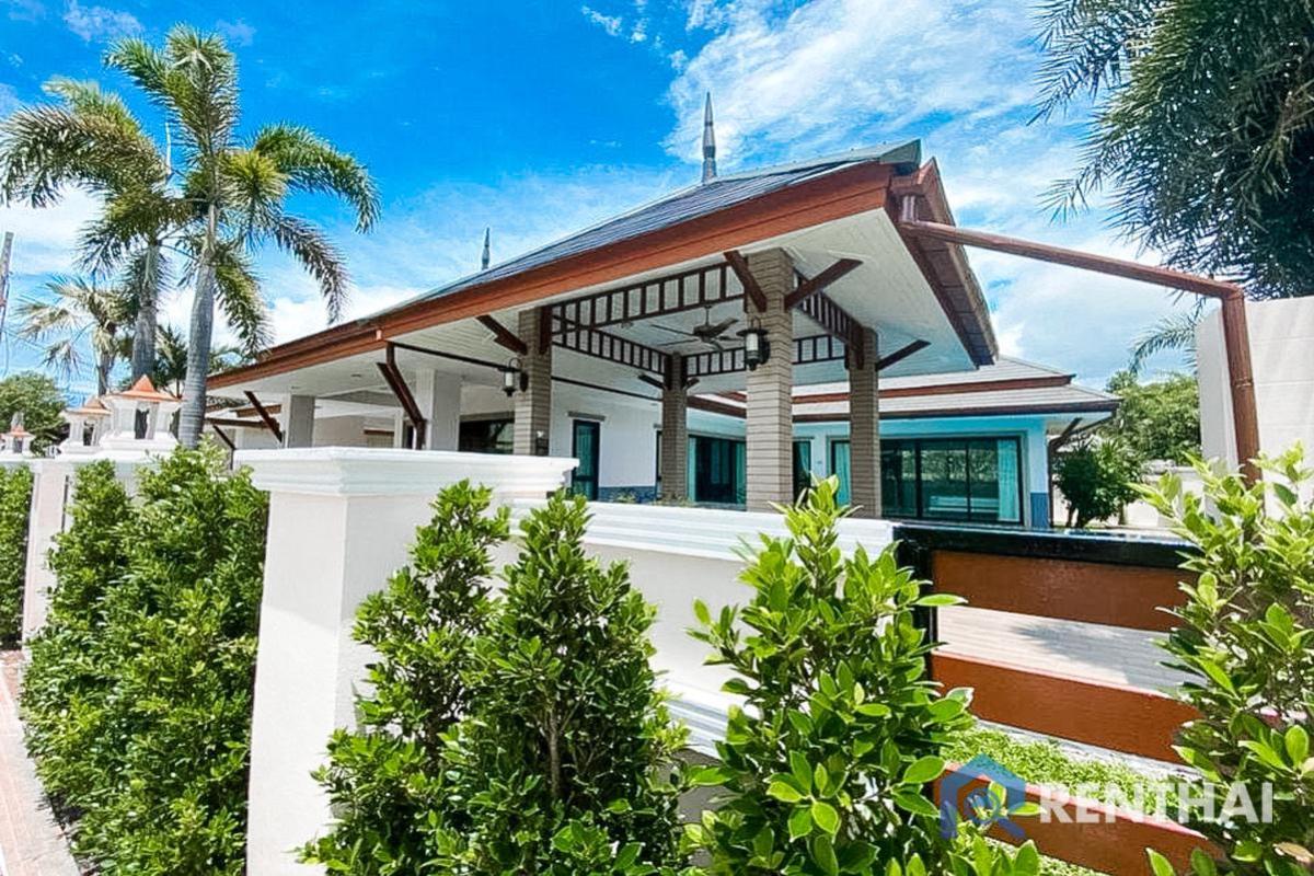 For SaleHousePattaya, Bangsaen, Chonburi : Beautiful villa in a large house project for sale