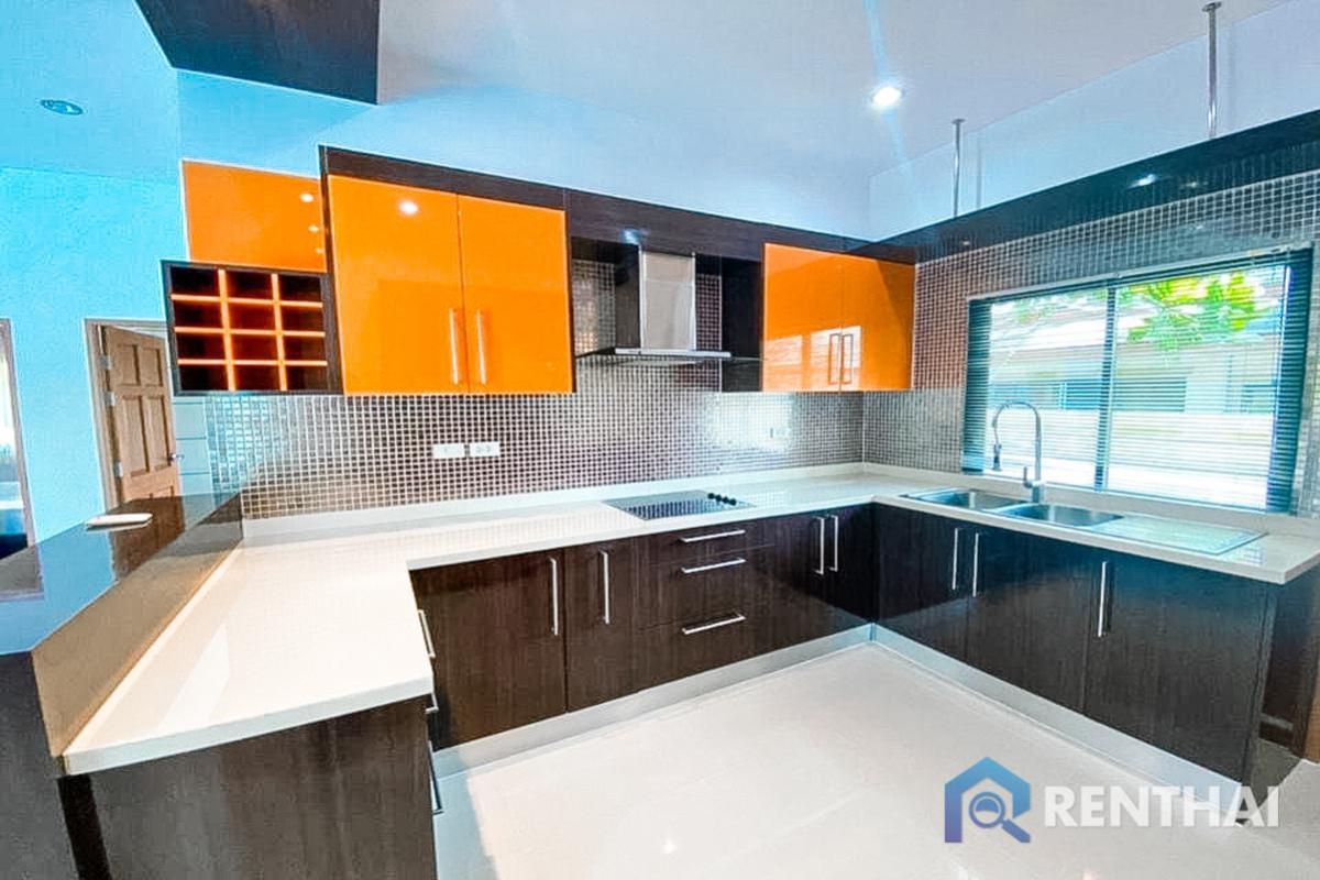 For SaleHousePattaya, Bangsaen, Chonburi : Beautiful villa in a large house project for sale