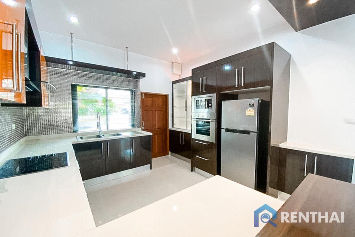 For SaleHousePattaya, Bangsaen, Chonburi : Beautiful villa in a large house project for sale