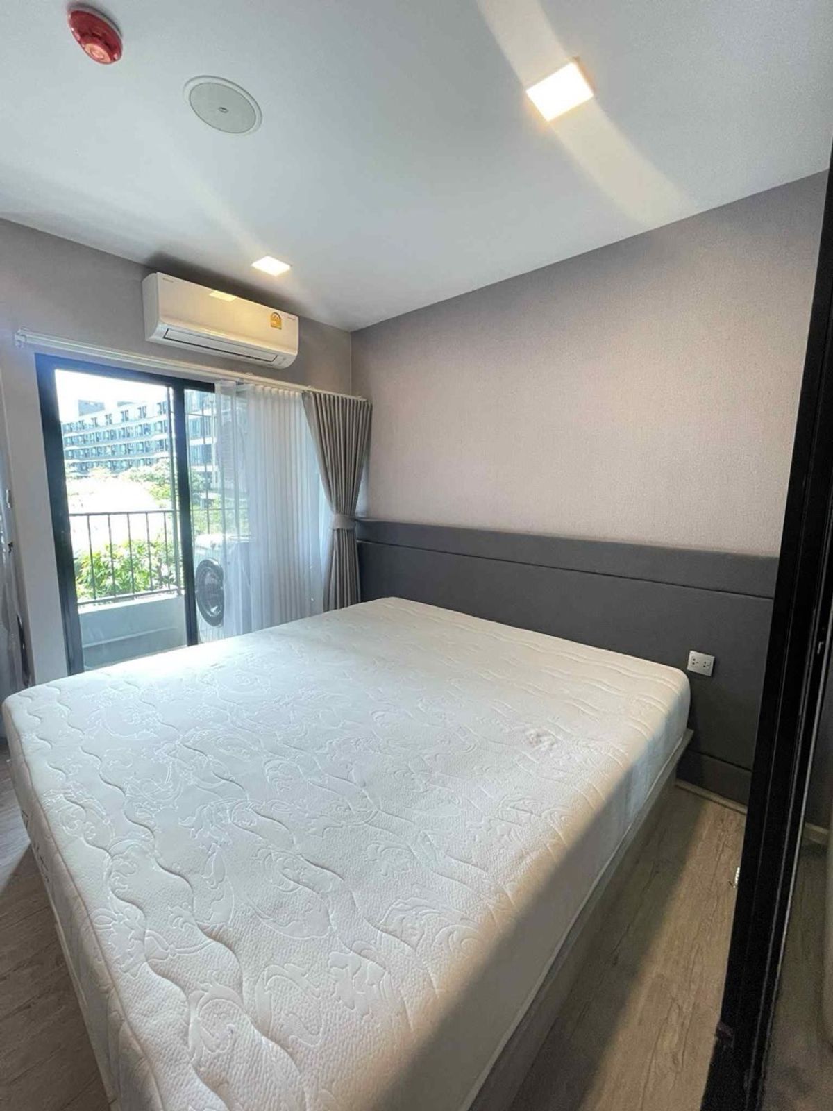 For RentCondoPathum Thani,Rangsit, Thammasat : For rent Kave TU 32 sq m. Special plan, very large room, Building A, 3rd floor, price 11000/month, size 32 sq m.✨Complete amenities✨- TV - Washing machine - 2 door refrigerator - Smart TV - Refrigerator - Microwave - Water heater - 5 foot bed - 2 air cond