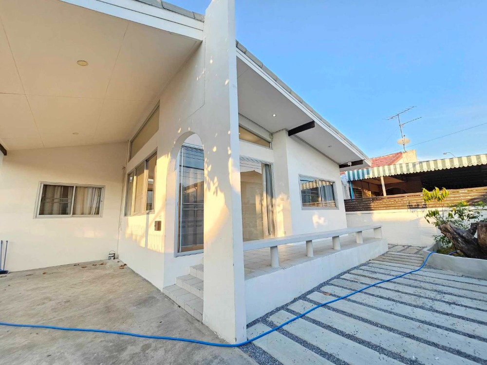 For RentHouseKaset Nawamin,Ladplakao : 🏡 Minimal detached house, Soi Senanikom 1, Soi 25 / Lat Pla Khao 24, one-story house, 3 bedrooms, 2 bathrooms, area 120 sq m., parking for 2 cars, completely renovated. Suitable for living or doing business. Rent 30,000 baht. 📞 065-536-5165