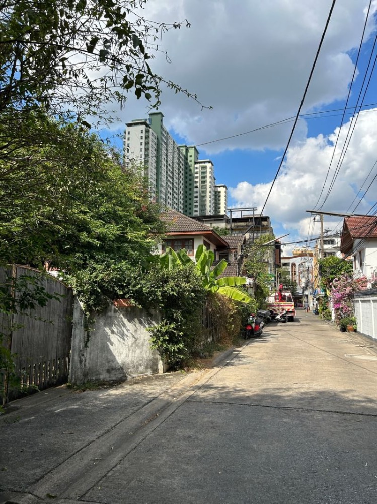 For SaleLandSapankwai,Jatujak : Land for sale, Pradipat, Ari area, Bang Sue, Saphan Khwai, 3 plots, sizes 129, 97, 116 sq m.
