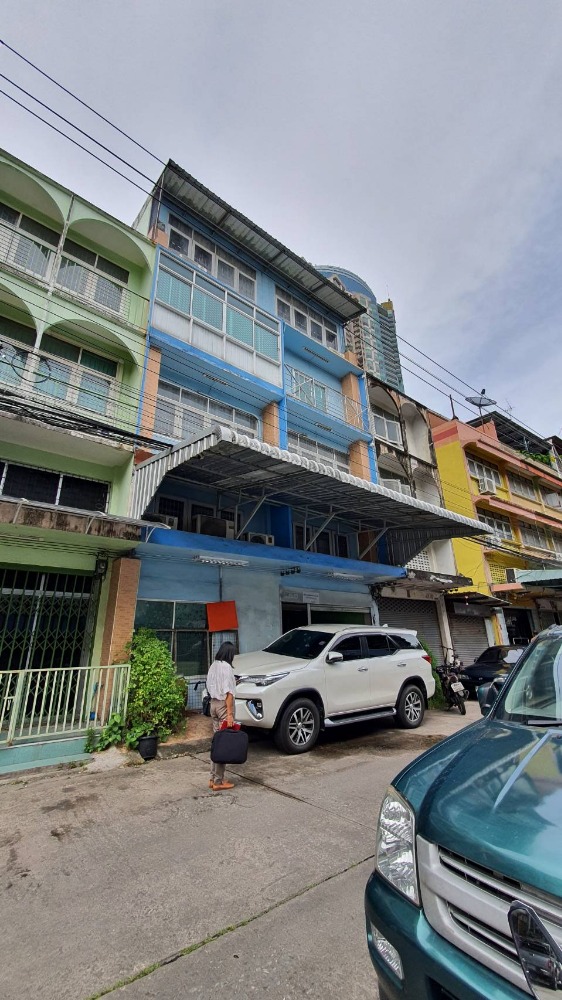 For SaleShop HouseWongwianyai, Charoennakor : Shophouse for sale, 3.5 floors, 2 units, adding a mezzanine and adding a rooftop, Soi Charoen Nakhon 49, suitable for an office or residence.