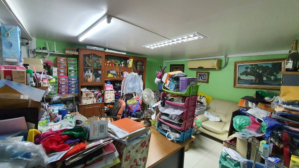 For SaleShop HouseWongwianyai, Charoennakor : Shophouse for sale, 3.5 floors, 2 units, adding a mezzanine and adding a rooftop, Soi Charoen Nakhon 49, suitable for an office or residence.
