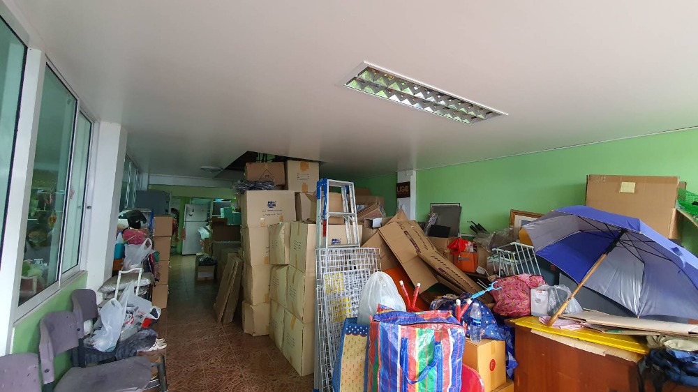 For SaleShop HouseWongwianyai, Charoennakor : Shophouse for sale, 3.5 floors, 2 units, adding a mezzanine and adding a rooftop, Soi Charoen Nakhon 49, suitable for an office or residence.