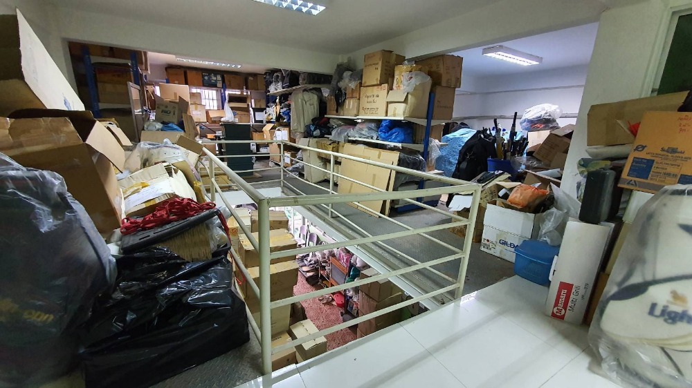 For SaleShop HouseWongwianyai, Charoennakor : Shophouse for sale, 3.5 floors, 2 units, adding a mezzanine and adding a rooftop, Soi Charoen Nakhon 49, suitable for an office or residence.