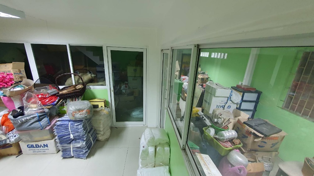 For SaleShop HouseWongwianyai, Charoennakor : Shophouse for sale, 3.5 floors, 2 units, adding a mezzanine and adding a rooftop, Soi Charoen Nakhon 49, suitable for an office or residence.