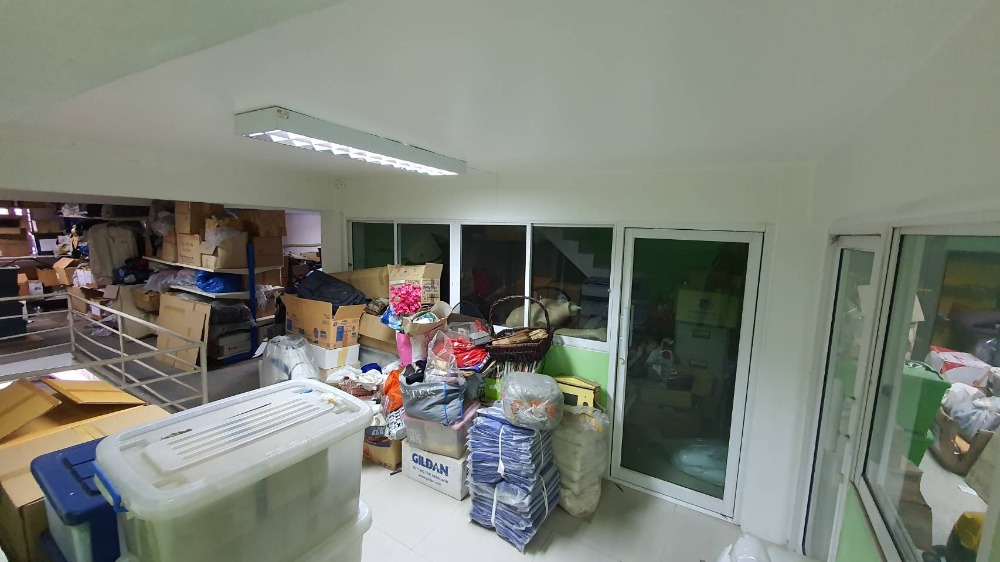 For SaleShop HouseWongwianyai, Charoennakor : Shophouse for sale, 3.5 floors, 2 units, adding a mezzanine and adding a rooftop, Soi Charoen Nakhon 49, suitable for an office or residence.