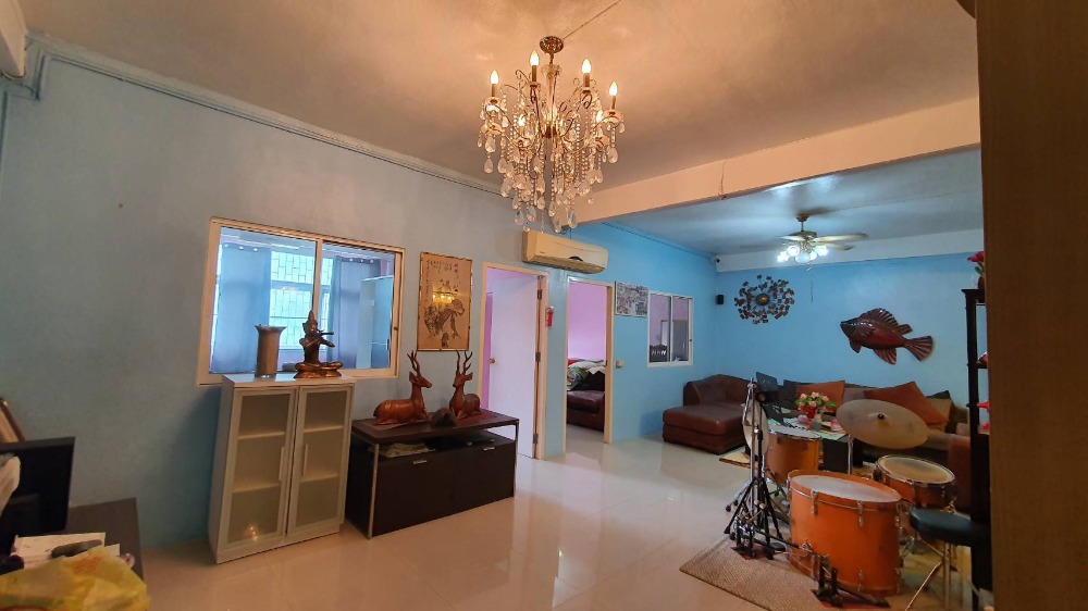 For SaleShop HouseWongwianyai, Charoennakor : Shophouse for sale, 3.5 floors, 2 units, adding a mezzanine and adding a rooftop, Soi Charoen Nakhon 49, suitable for an office or residence.