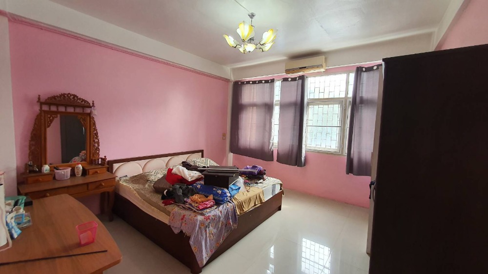 For SaleShop HouseWongwianyai, Charoennakor : Shophouse for sale, 3.5 floors, 2 units, adding a mezzanine and adding a rooftop, Soi Charoen Nakhon 49, suitable for an office or residence.