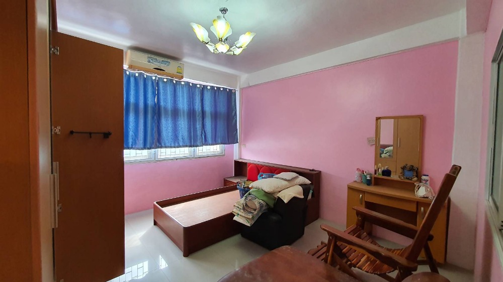 For SaleShop HouseWongwianyai, Charoennakor : Shophouse for sale, 3.5 floors, 2 units, adding a mezzanine and adding a rooftop, Soi Charoen Nakhon 49, suitable for an office or residence.