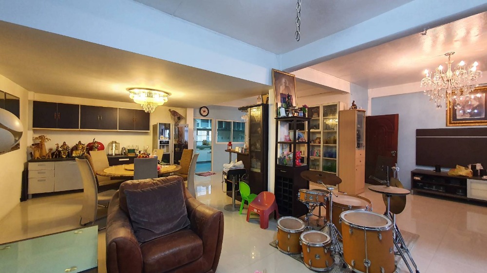 For SaleShop HouseWongwianyai, Charoennakor : Shophouse for sale, 3.5 floors, 2 units, adding a mezzanine and adding a rooftop, Soi Charoen Nakhon 49, suitable for an office or residence.