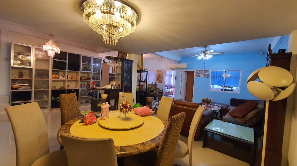 For SaleShop HouseWongwianyai, Charoennakor : Shophouse for sale, 3.5 floors, 2 units, adding a mezzanine and adding a rooftop, Soi Charoen Nakhon 49, suitable for an office or residence.