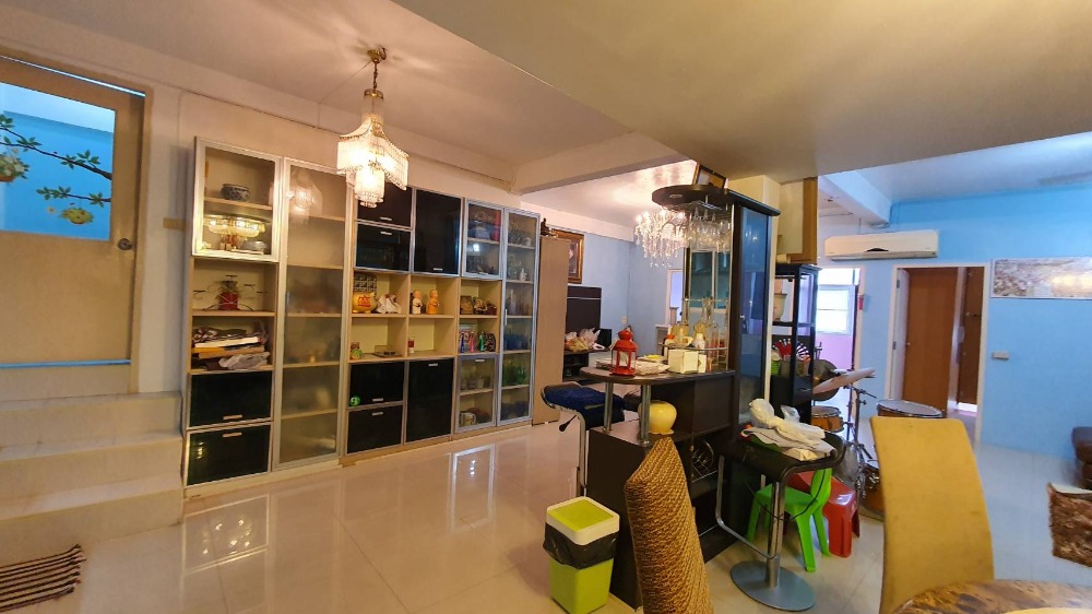 For SaleShop HouseWongwianyai, Charoennakor : Shophouse for sale, 3.5 floors, 2 units, adding a mezzanine and adding a rooftop, Soi Charoen Nakhon 49, suitable for an office or residence.