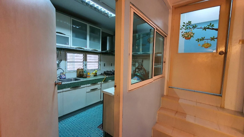 For SaleShop HouseWongwianyai, Charoennakor : Shophouse for sale, 3.5 floors, 2 units, adding a mezzanine and adding a rooftop, Soi Charoen Nakhon 49, suitable for an office or residence.