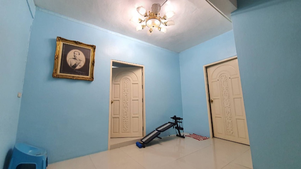For SaleShop HouseWongwianyai, Charoennakor : Shophouse for sale, 3.5 floors, 2 units, adding a mezzanine and adding a rooftop, Soi Charoen Nakhon 49, suitable for an office or residence.