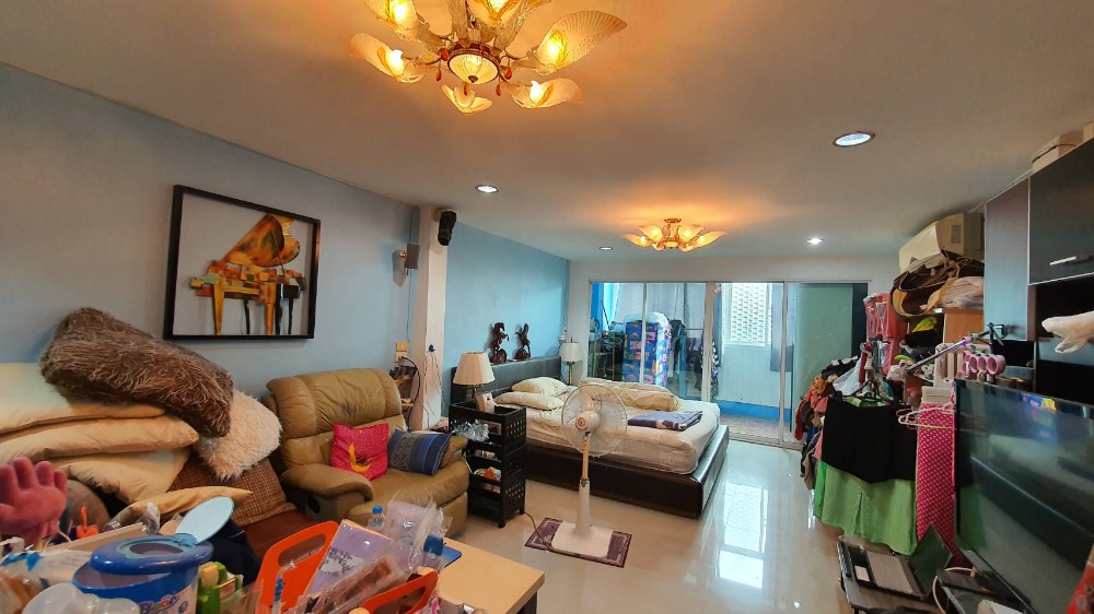 For SaleShop HouseWongwianyai, Charoennakor : Shophouse for sale, 3.5 floors, 2 units, adding a mezzanine and adding a rooftop, Soi Charoen Nakhon 49, suitable for an office or residence.