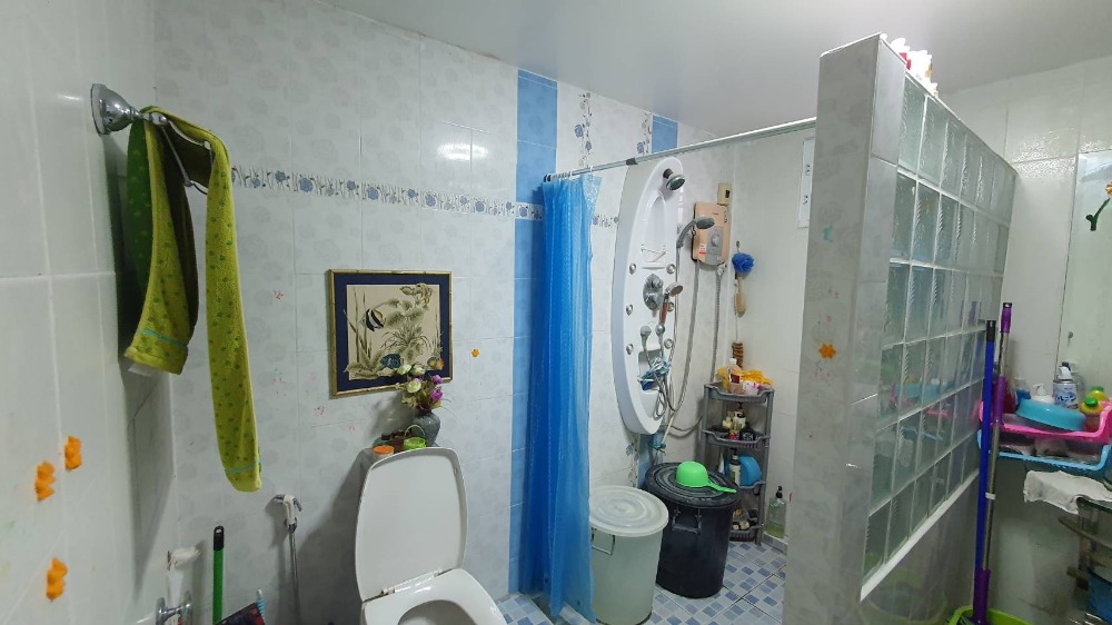 For SaleShop HouseWongwianyai, Charoennakor : Shophouse for sale, 3.5 floors, 2 units, adding a mezzanine and adding a rooftop, Soi Charoen Nakhon 49, suitable for an office or residence.