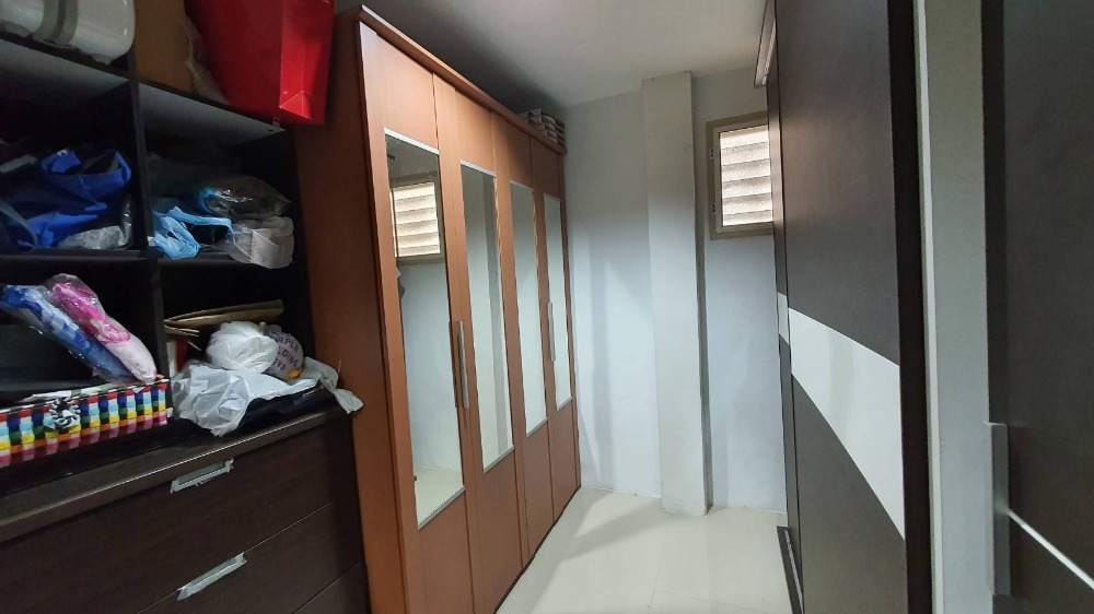 For SaleShop HouseWongwianyai, Charoennakor : Shophouse for sale, 3.5 floors, 2 units, adding a mezzanine and adding a rooftop, Soi Charoen Nakhon 49, suitable for an office or residence.