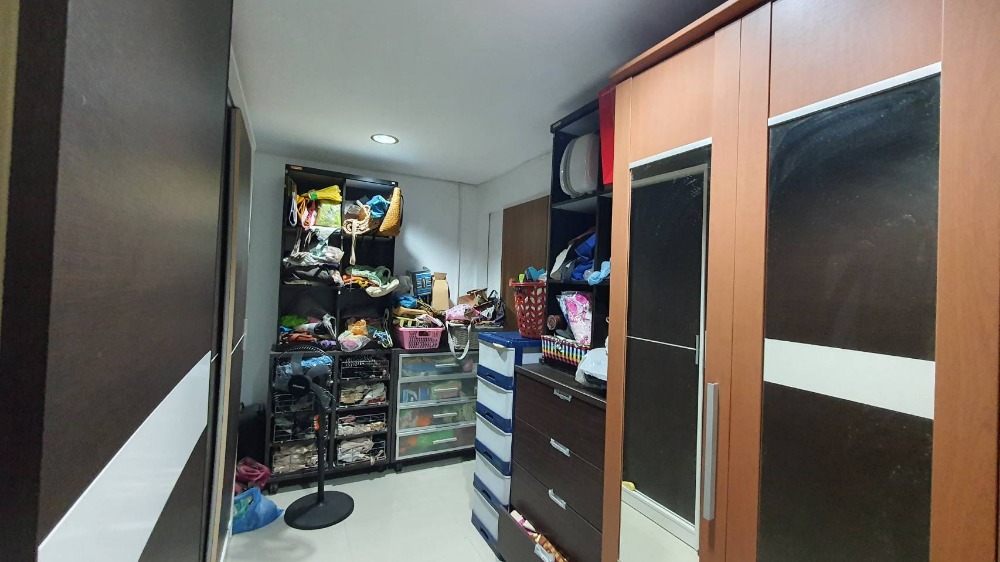 For SaleShop HouseWongwianyai, Charoennakor : Shophouse for sale, 3.5 floors, 2 units, adding a mezzanine and adding a rooftop, Soi Charoen Nakhon 49, suitable for an office or residence.