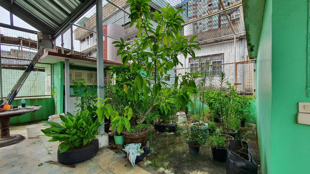For SaleShop HouseWongwianyai, Charoennakor : Shophouse for sale, 3.5 floors, 2 units, adding a mezzanine and adding a rooftop, Soi Charoen Nakhon 49, suitable for an office or residence.