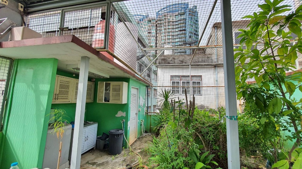 For SaleShop HouseWongwianyai, Charoennakor : Shophouse for sale, 3.5 floors, 2 units, adding a mezzanine and adding a rooftop, Soi Charoen Nakhon 49, suitable for an office or residence.
