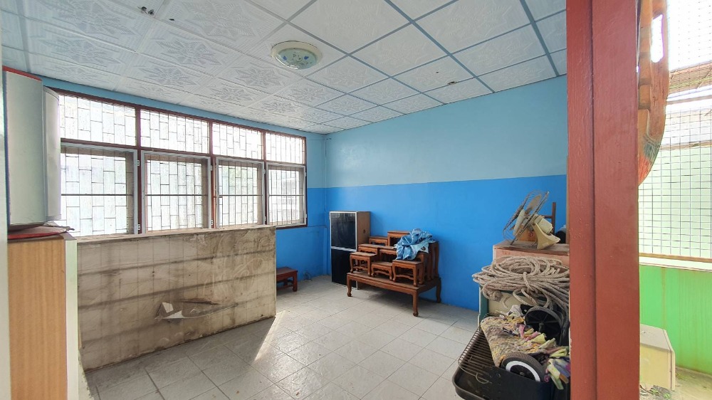 For SaleShop HouseWongwianyai, Charoennakor : Shophouse for sale, 3.5 floors, 2 units, adding a mezzanine and adding a rooftop, Soi Charoen Nakhon 49, suitable for an office or residence.