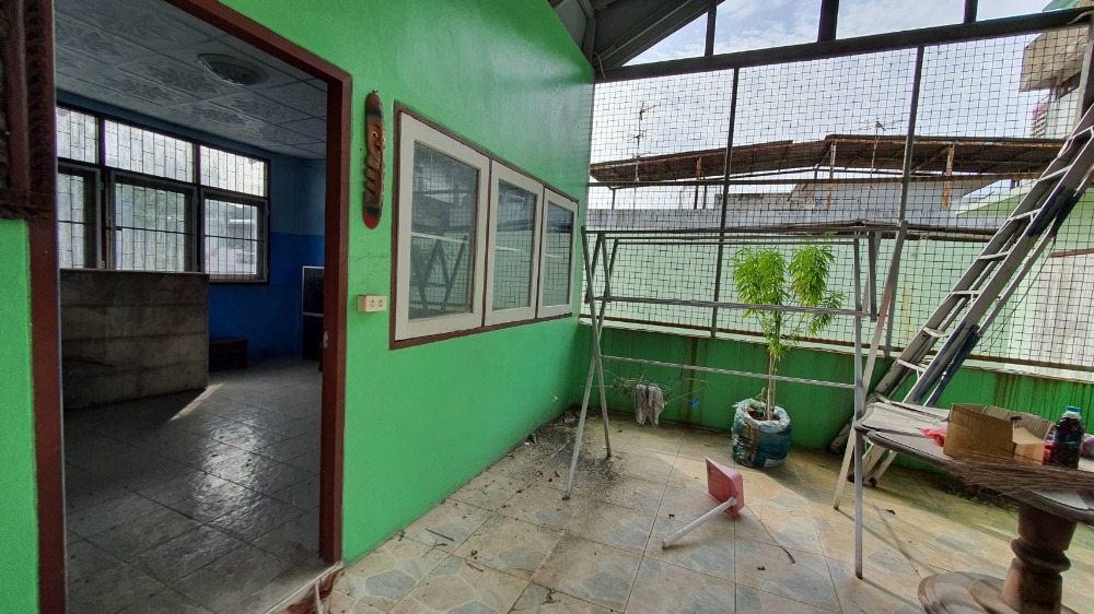 For SaleShop HouseWongwianyai, Charoennakor : Shophouse for sale, 3.5 floors, 2 units, adding a mezzanine and adding a rooftop, Soi Charoen Nakhon 49, suitable for an office or residence.