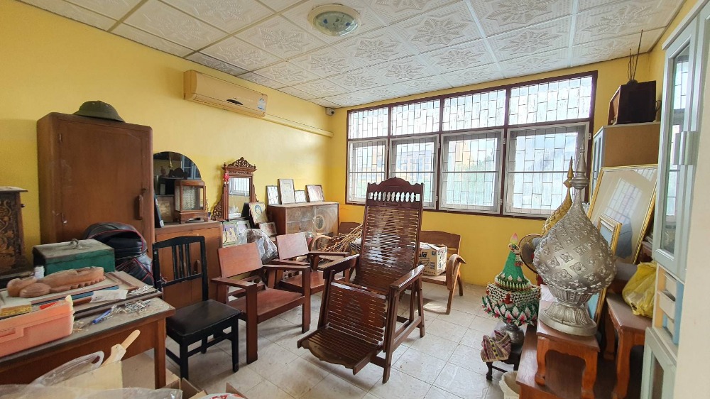 For SaleShop HouseWongwianyai, Charoennakor : Shophouse for sale, 3.5 floors, 2 units, adding a mezzanine and adding a rooftop, Soi Charoen Nakhon 49, suitable for an office or residence.