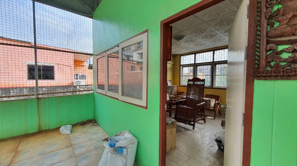 For SaleShop HouseWongwianyai, Charoennakor : Shophouse for sale, 3.5 floors, 2 units, adding a mezzanine and adding a rooftop, Soi Charoen Nakhon 49, suitable for an office or residence.