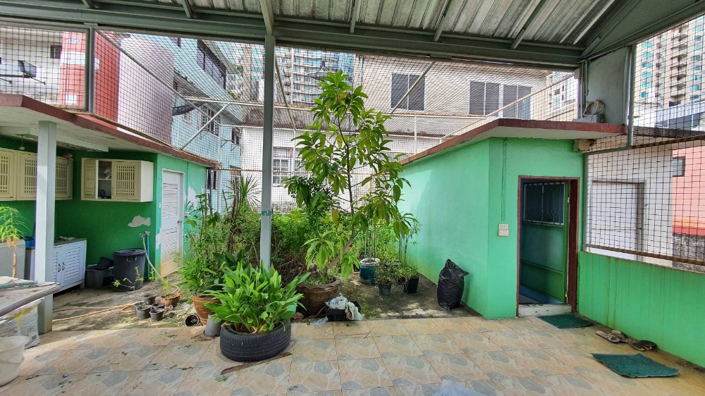 For SaleShop HouseWongwianyai, Charoennakor : Shophouse for sale, 3.5 floors, 2 units, adding a mezzanine and adding a rooftop, Soi Charoen Nakhon 49, suitable for an office or residence.
