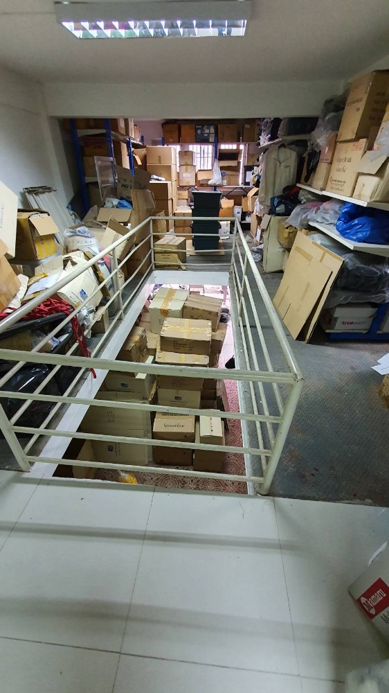 For SaleShop HouseWongwianyai, Charoennakor : Shophouse for sale, 3.5 floors, 2 units, adding a mezzanine and adding a rooftop, Soi Charoen Nakhon 49, suitable for an office or residence.